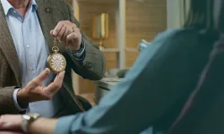 Психотерапевт проводит сеанс гипноза